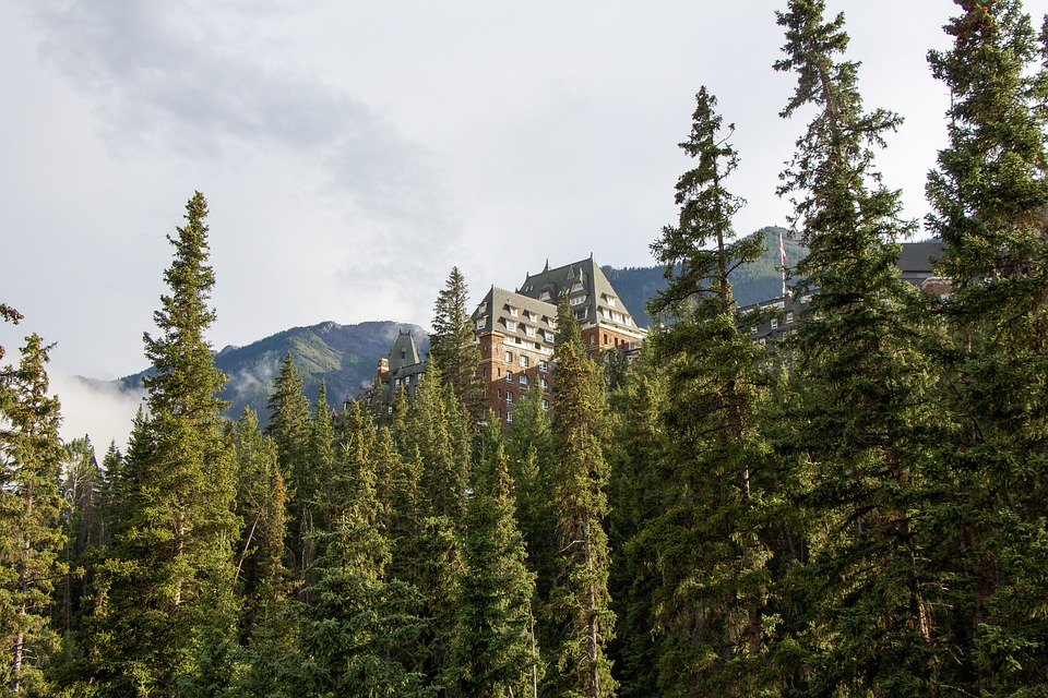 banff-springs-hotel-1438742_960_720.jpg